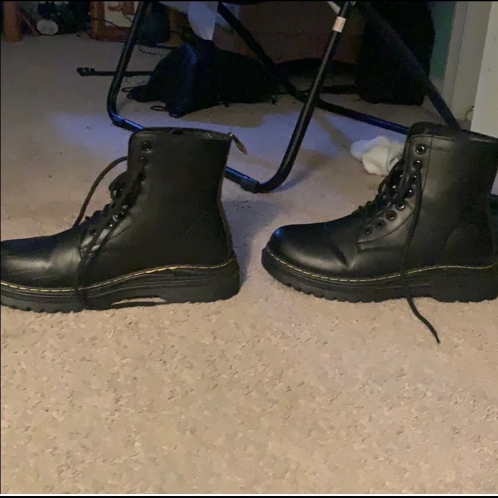 Off Brand Men’s Doc Martins Boots